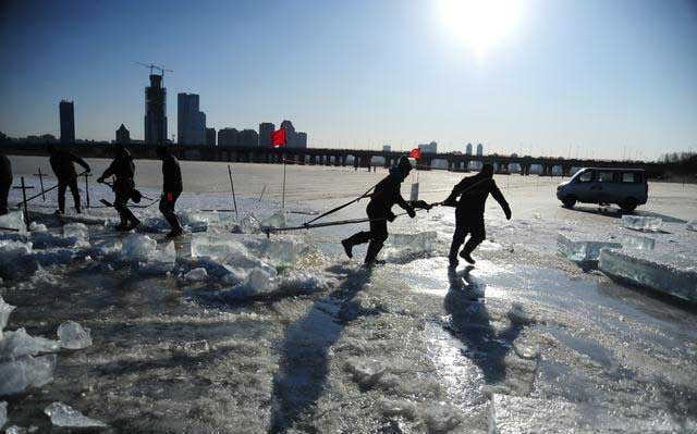 哈爾濱冬(dōng)季采冰 采(cǎi)冰工具