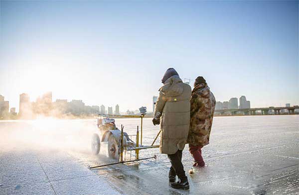 哈爾(ěr)濱冬季采(cai)冰 采冰工(gong)具