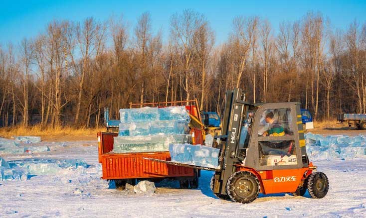 哈爾(er)濱冬季采(cai)冰 采冰工(gōng)具