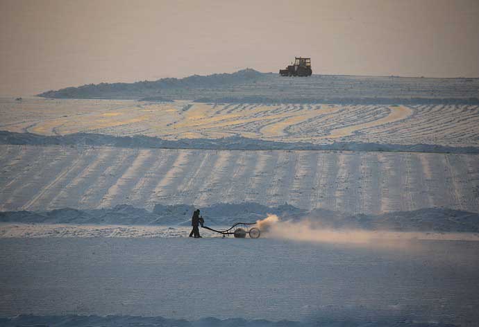 哈爾濱冬(dong)季采冰 采(cai)冰工具