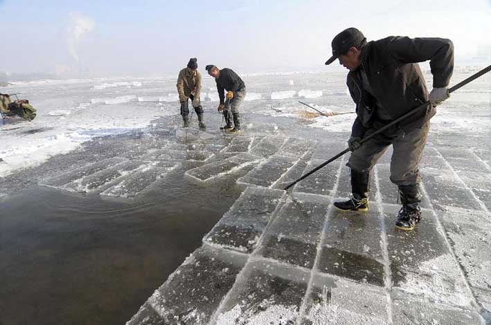 哈爾(er)濱冬季采(cai)冰 采冰工(gōng)具