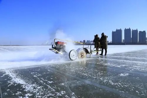 哈爾濱冬季采(cai)冰 采冰工具